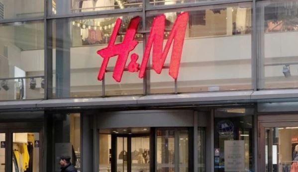 H&M Rusya’da son kez açıldı: Mağaza önünde uzun kuyruklar. ..