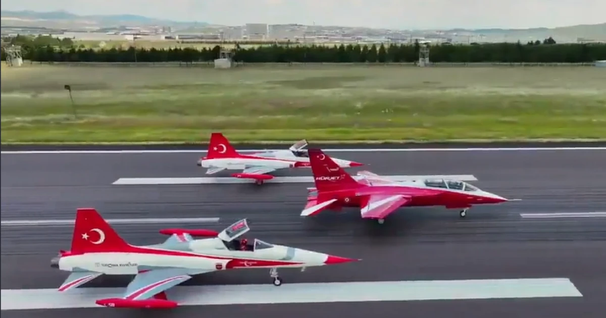 H&Uuml;RJET ve T&uuml;rk Yıldızları'ndan g&ouml;ky&uuml;z&uuml;nde tarihi buluşma
