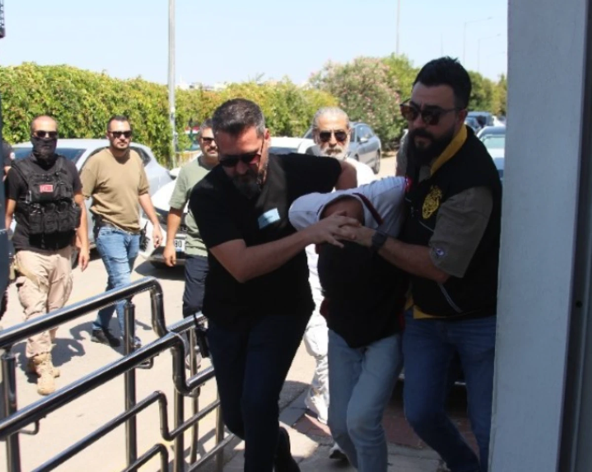 Husumetlilerine ateş a&ccedil;tı, yoldan ge&ccedil;en başkasını &ouml;ld&uuml;rd&uuml;