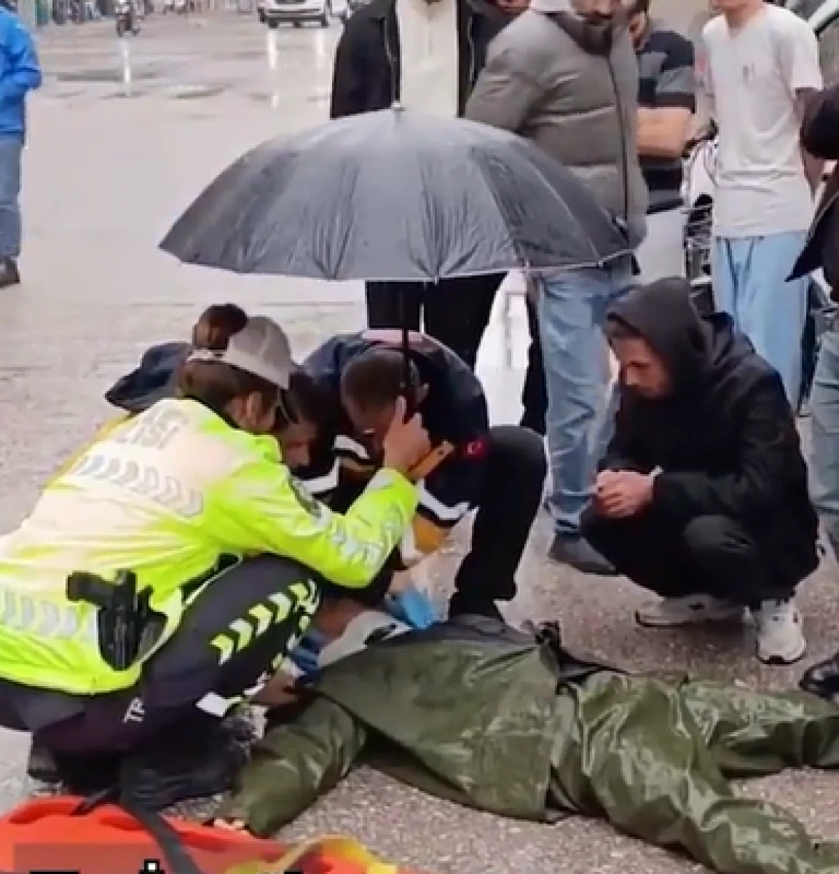 İ&ccedil;işleri Bakanı &Ccedil;ift&ccedil;i, kazada yaralanan gence şemsiye tutan trafik polisini tebrik etti