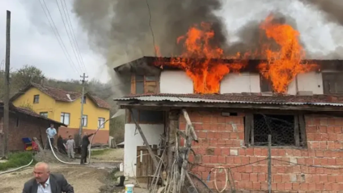 İki katlı ev alev alev yandı Kastamonu'nun Han&ouml;n&uuml; il&ccedil;esinde &ccedil;ıkan yangında iki katlı ev kullanılmaz hale geldi.