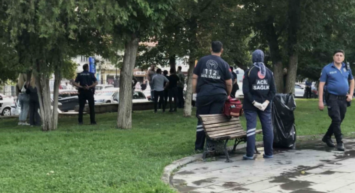 İki Kızının &Ouml;n&uuml;nde İntihara Kalkıştı