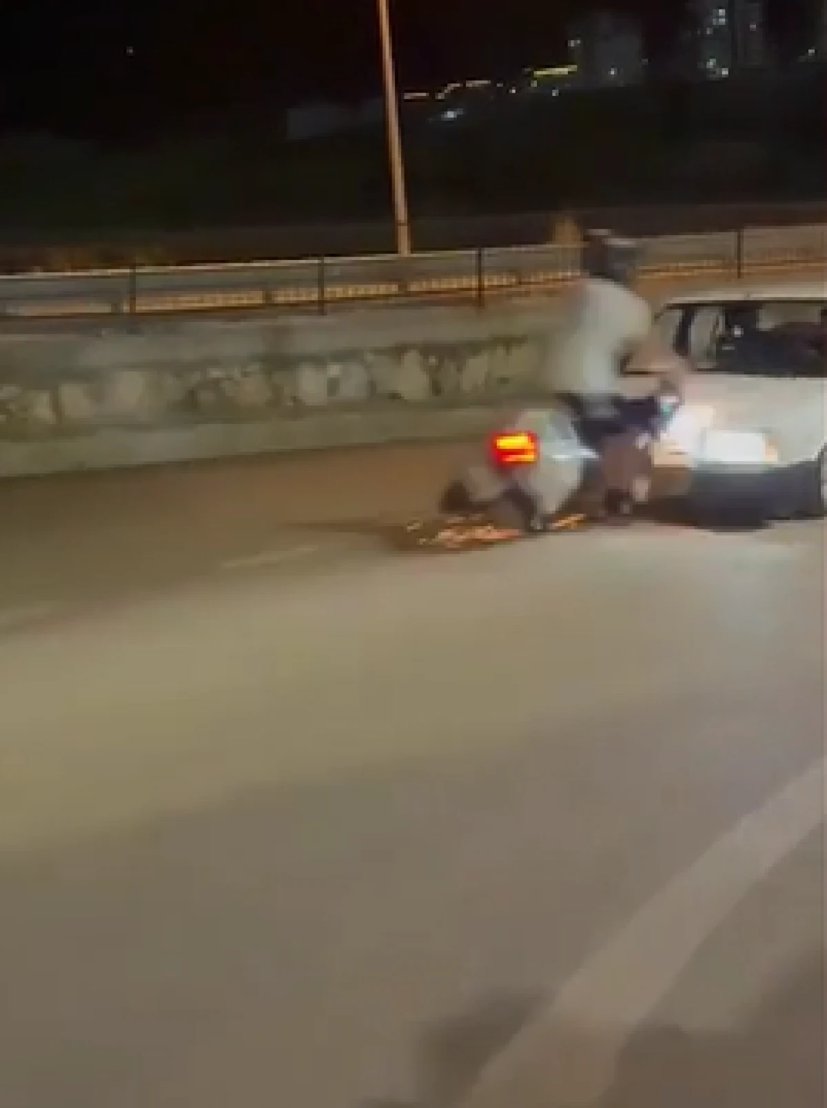 İki tık fazla alacağım diye arabasının videosunu &ccedil;ekerken kaza yaptırdı!
