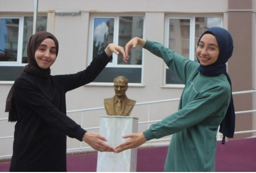 İmam Hatipli ikizlerden gururlandıran başarı!    