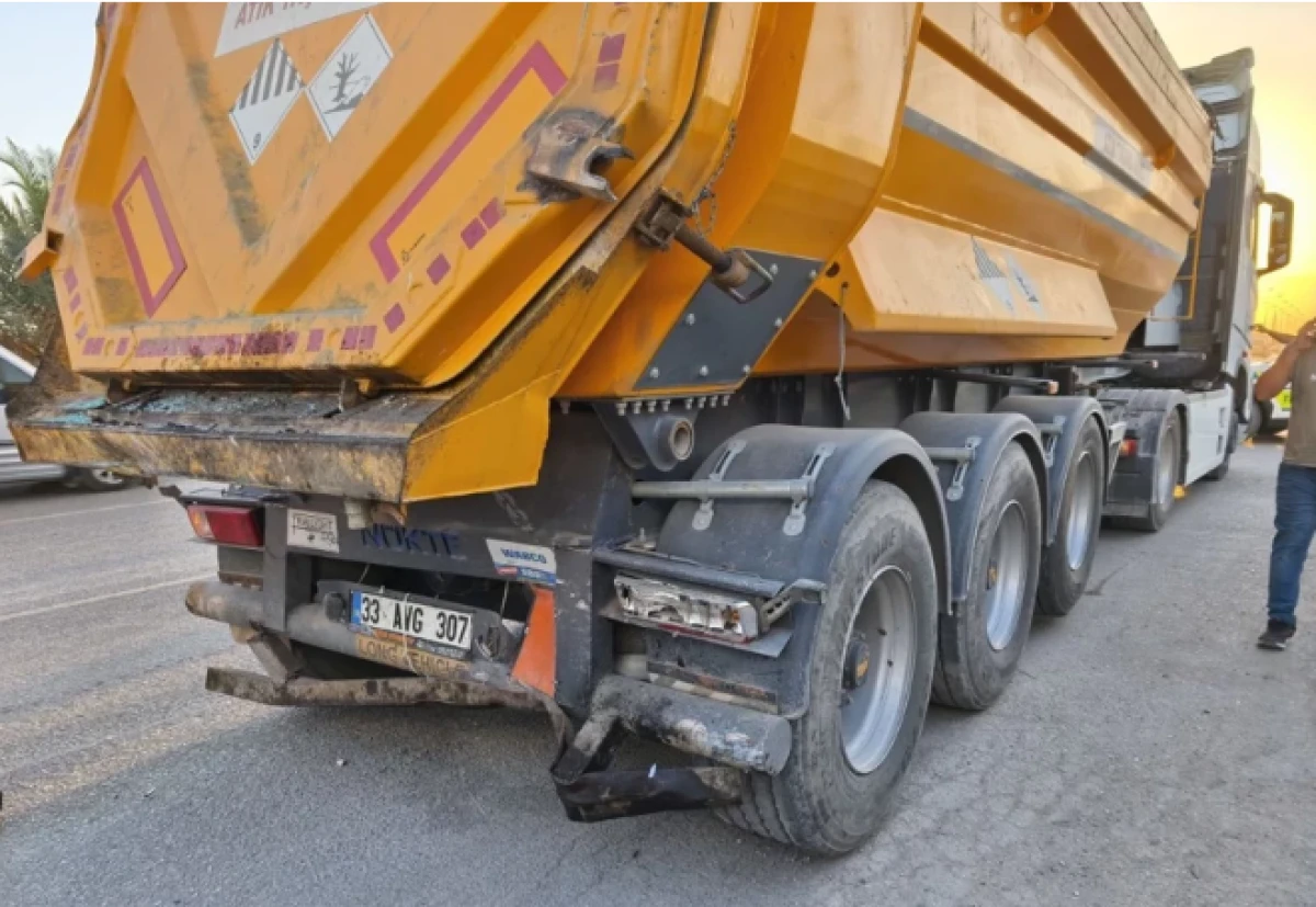 İnfaz koruma memuru hafriyat kamyonuna çarptı.Ölü ve yaralılar var