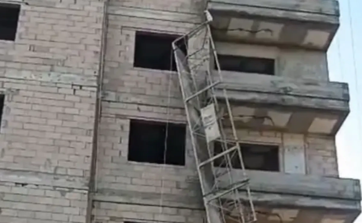 İnşaat iş&ccedil;isi 2 kardeş, iskeleden d&uuml;şt&uuml;; 1 &ouml;l&uuml;, 1 yaralı