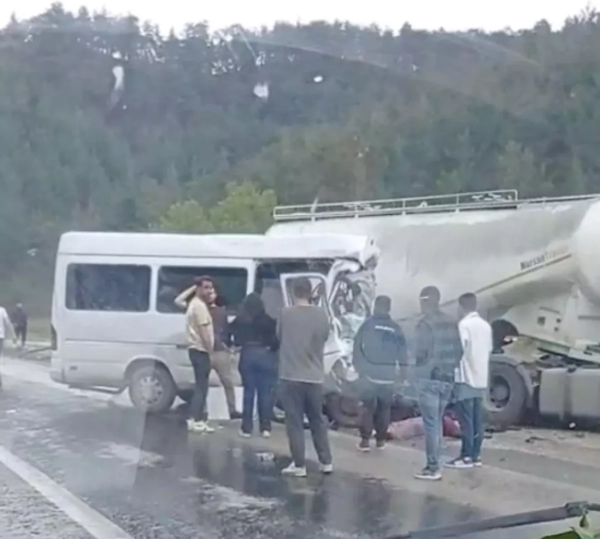 Isparta-Antalya karayolunda katliam gibi kaza   