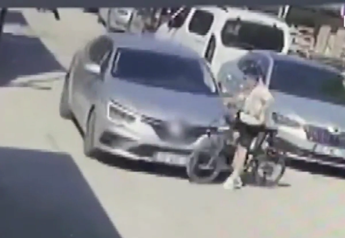 Isparta'da korkutan kaza: Aniden yola fırlayan &ccedil;ocuğa otomobil &ccedil;arptı