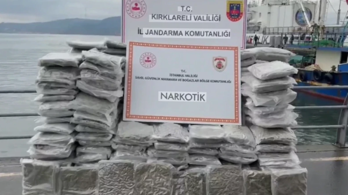 İstanbul a&ccedil;ıklarında 200 kilogram skunk ele ge&ccedil;irildi                   