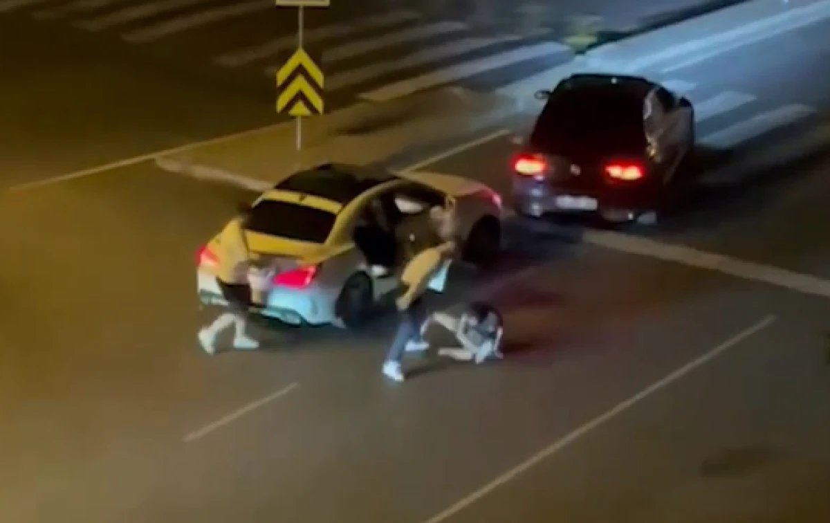 İstanbul Başakşehir'de trafik ter&ouml;r&uuml;: Bir s&uuml;r&uuml;c&uuml; dakikalarca yerde darbedildi
