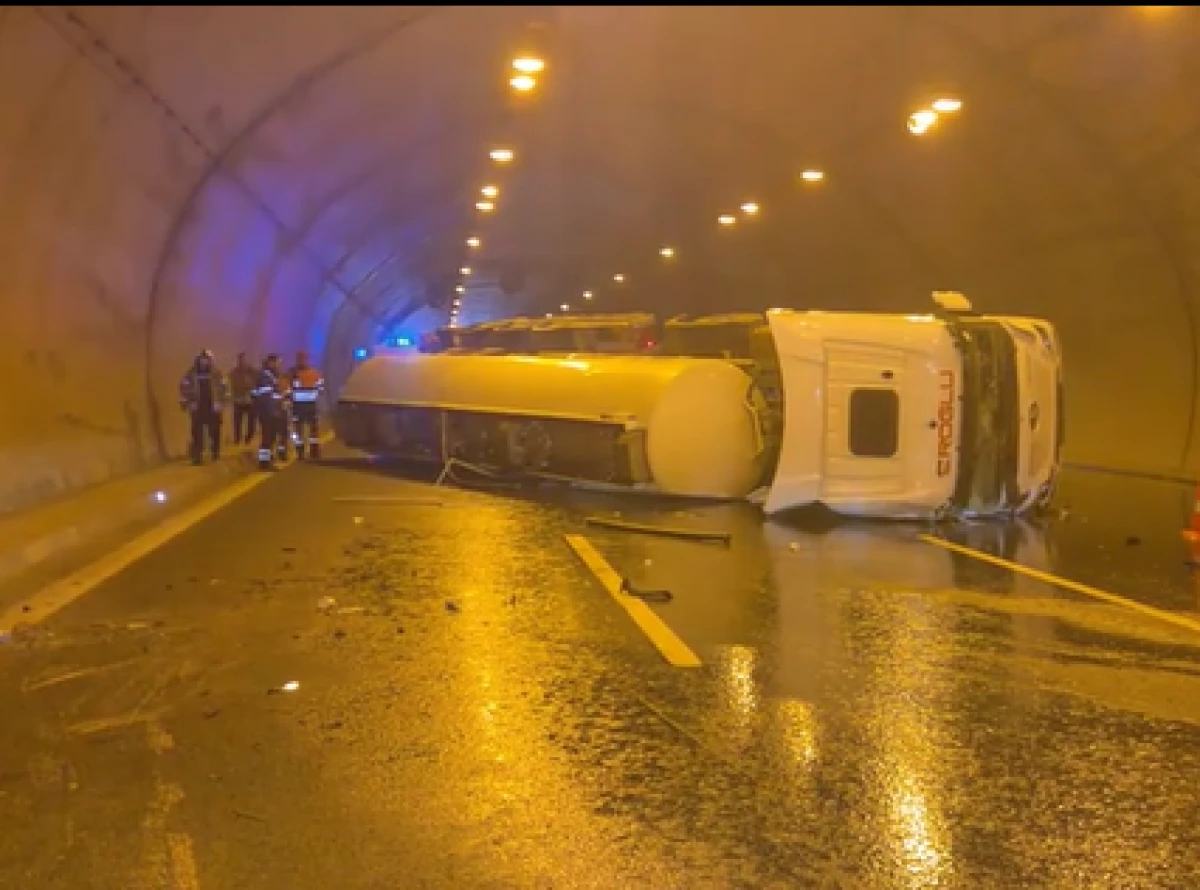  İstanbul &Ccedil;atalca t&uuml;nelinde tanker devrildi!  
