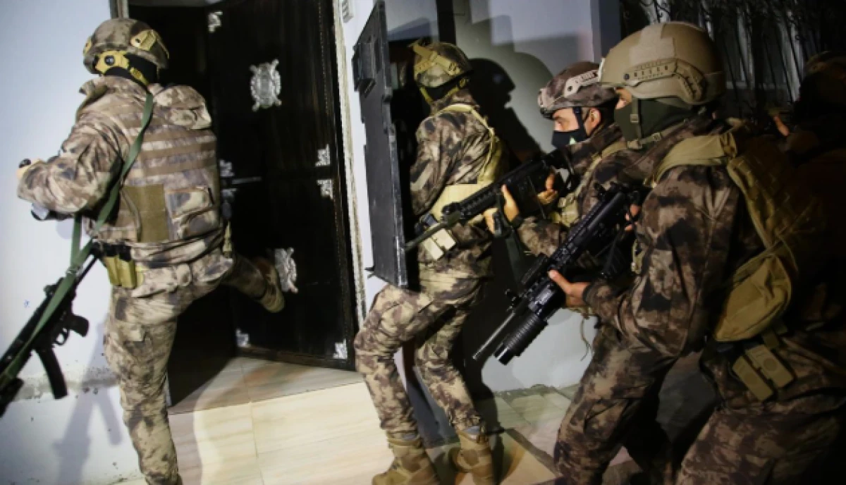 İstanbul'da FET&Ouml; h&uuml;cre evlerine eş zamanlı operasyon!