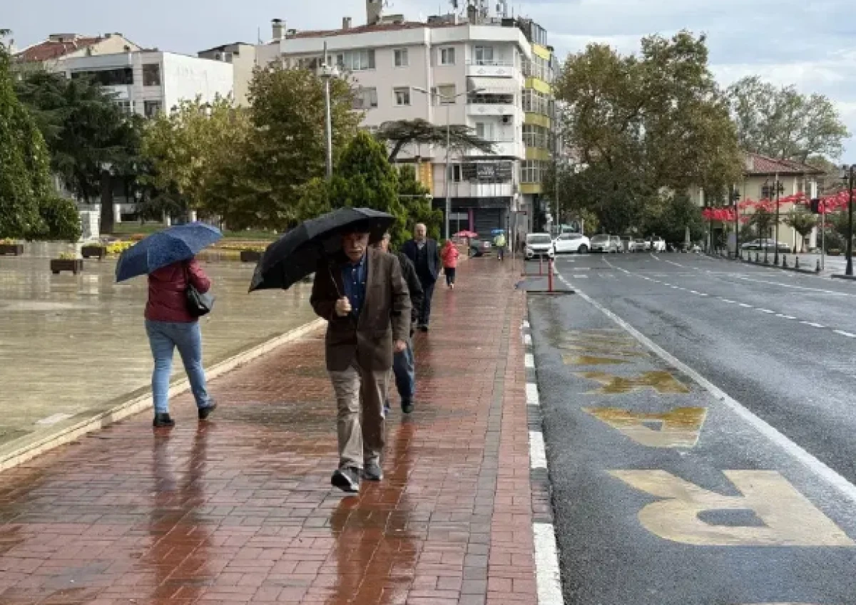 İstanbul'da hava sert d&ouml;n&uuml;yor! Balkanlar &uuml;zerinden gelecek, sıcaklıklar 10 derece d&uuml;şecek!