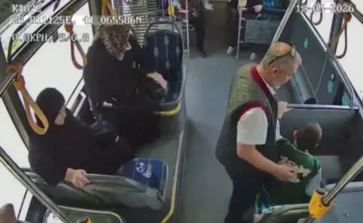 İstanbulda kaybolan &ccedil;ocuk, İETT şof&ouml;r&uuml;n&uuml;n dikkati sayesinde bulundu