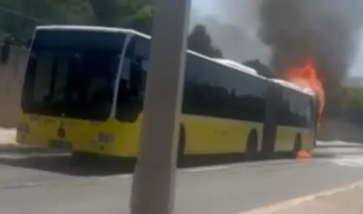 İstanbul'da korku dolu anlar! Seyir halindeki İETT otob&uuml;s&uuml; bir anda alev aldı!