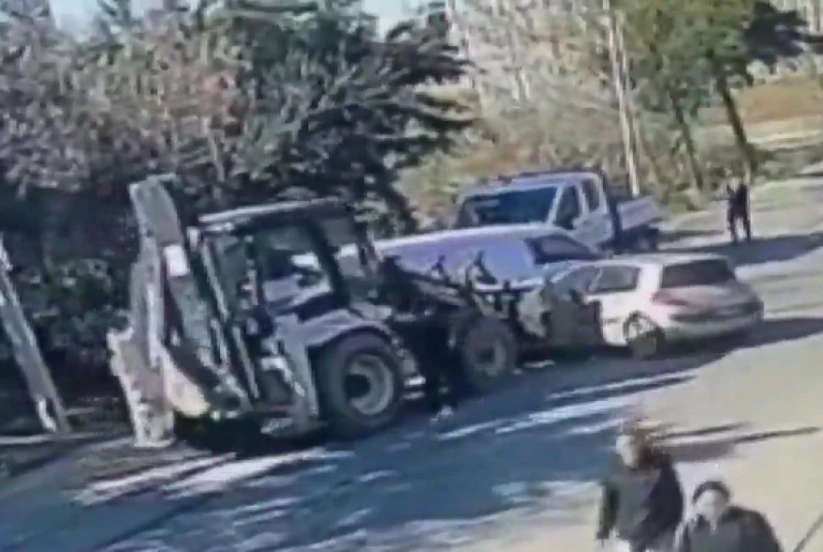 İstanbul'da korkun&ccedil; kaza: Kontrolden &ccedil;ıkan kep&ccedil;e ara&ccedil;ları bi&ccedil;ti