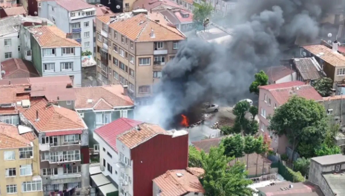 İstanbul'un bir&ccedil;ok noktasından g&ouml;r&uuml;len yangın! Ara&ccedil;lara sı&ccedil;radı