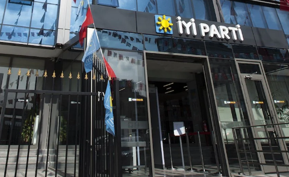 İYİ Parti'den 300 kişi CHP'ye katıldı                 