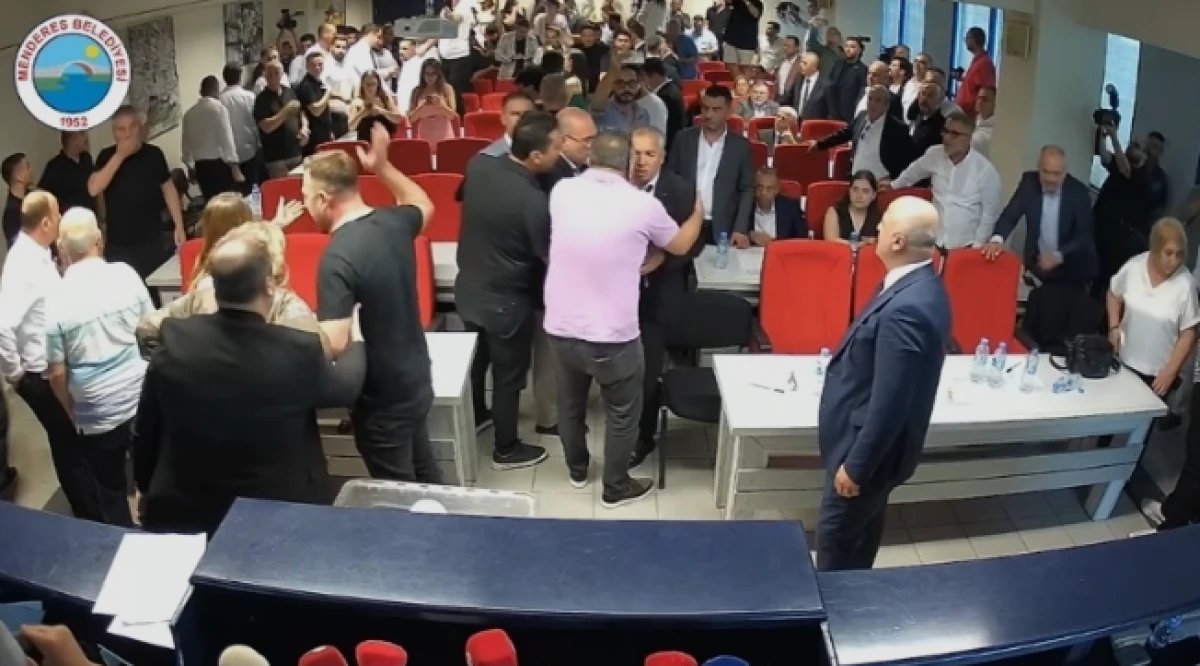 İzmir Menderes Belediyesi se&ccedil;imlerinde arbede &ccedil;ıktı