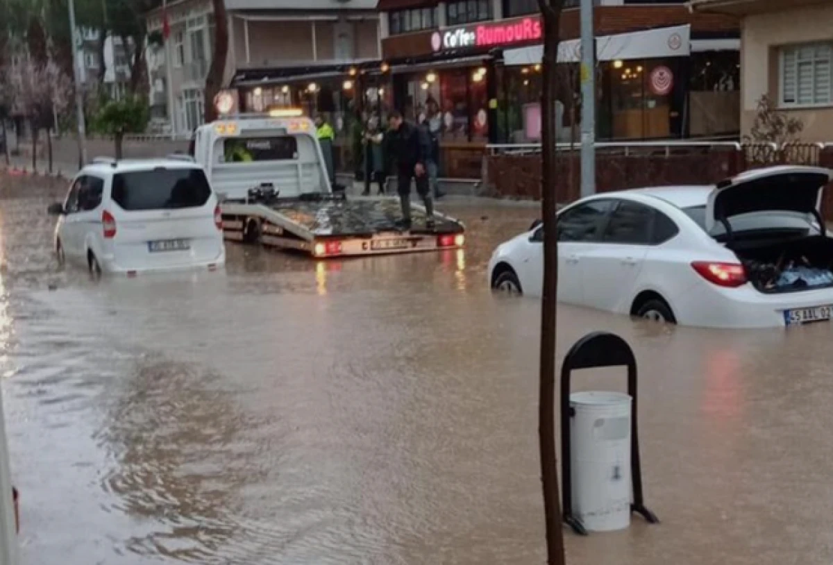 İzmir sağanak yağış sonrası yine suya g&ouml;m&uuml;ld&uuml;     