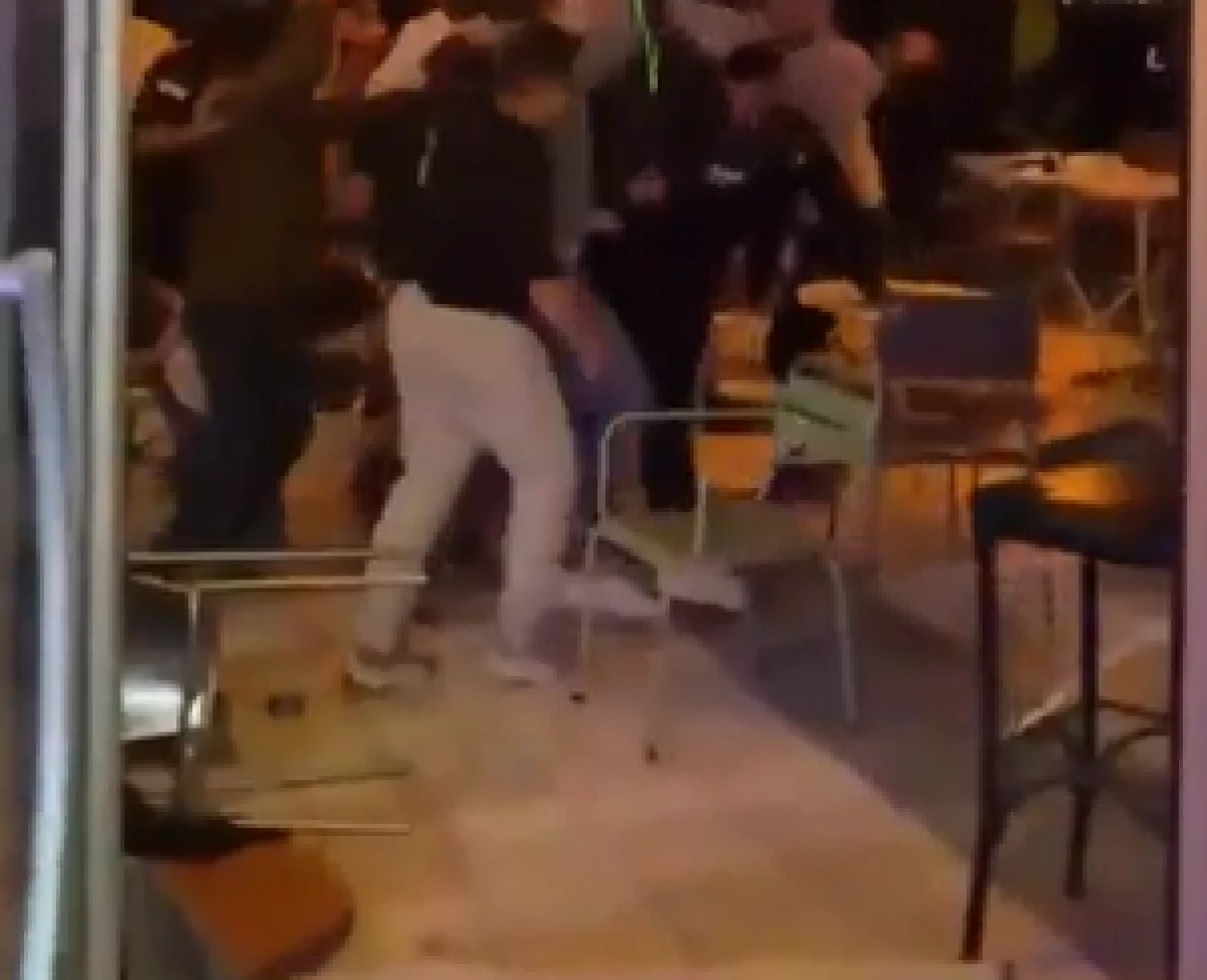 İzmir'de eğlence mekanında sandalyelerin havada u&ccedil;uştu!