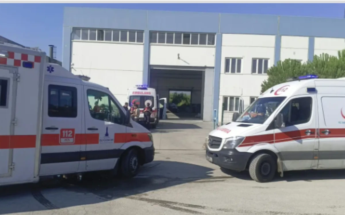 İzmir'de fabrikada patlama! 3'&uuml; ağır, 7 iş&ccedil;i yaralı
