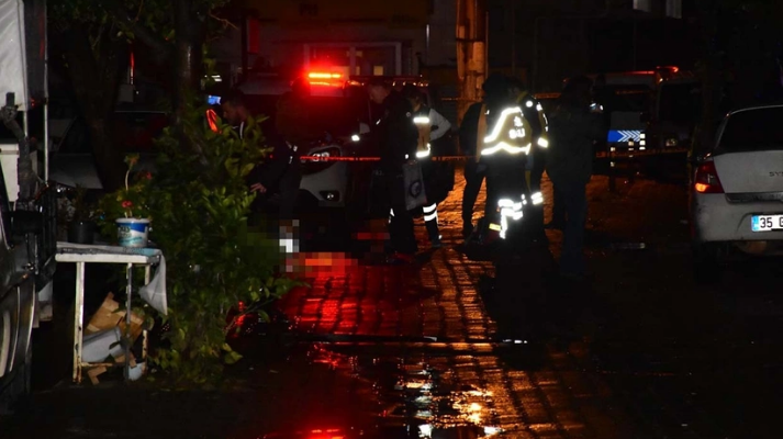 İzmir'de otomobilden iki kişiye tabanca ile ateş açıldı         