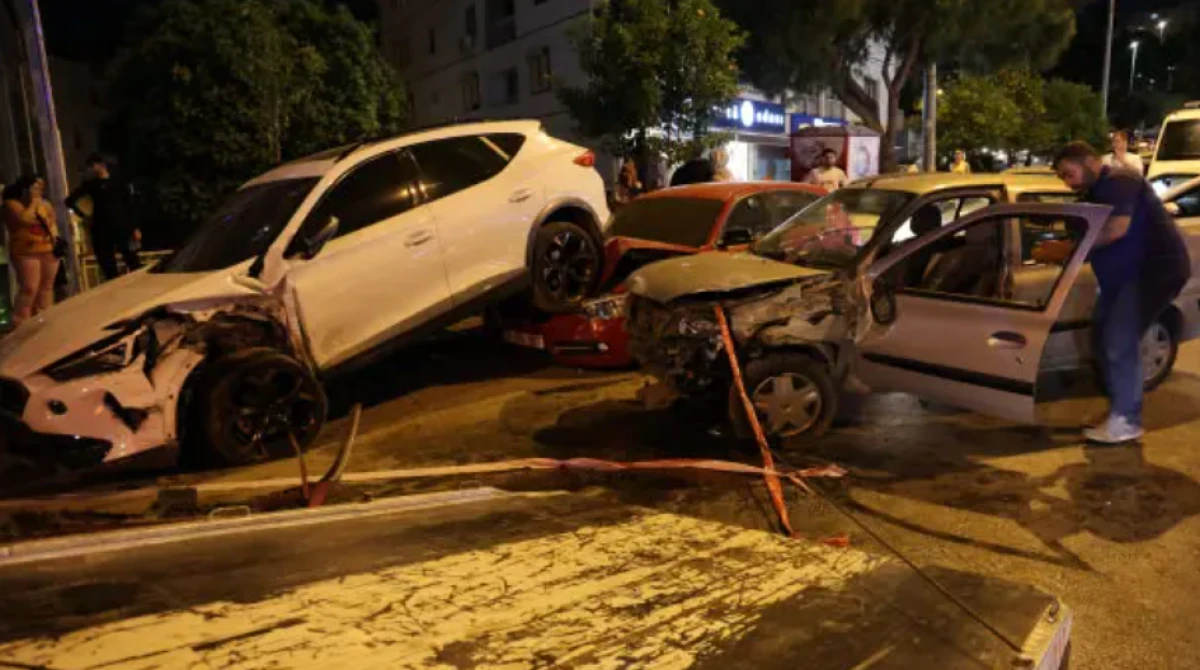 İzmir'de park halindeki ara&ccedil;lara &ccedil;arptı! Acı ger&ccedil;ek ortaya &ccedil;ıktı