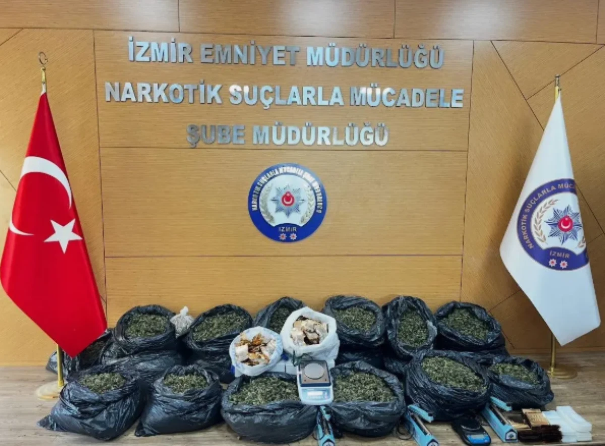 İzmir'de zehir tacirlerine operasyon: &Ccedil;ok sayıda g&ouml;zaltı