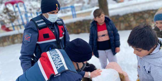 Jandarma ve çocuklar arasında eğlenceli vakitler!