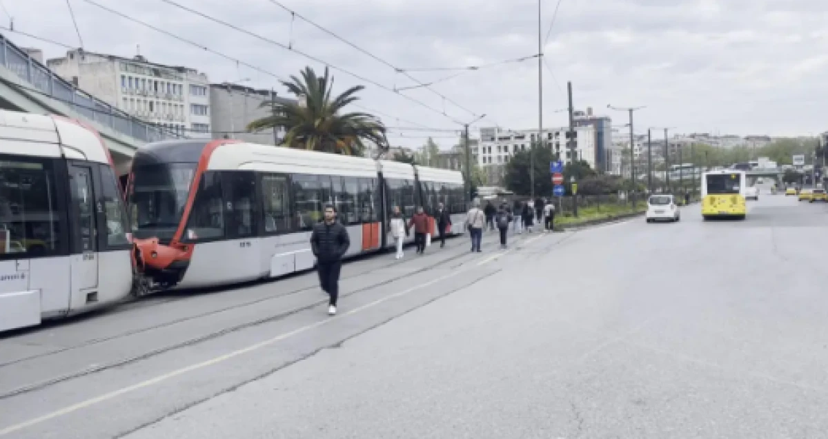 Kabataş-Bağcılar tramvay hattında arıza: &Uuml;st ge&ccedil;ide takıldı!