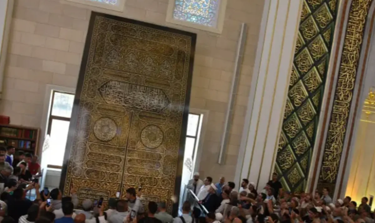 Kabe'nin kapı &ouml;rt&uuml;s&uuml; Millet Cami ve K&uuml;lliyesi&rsquo;nde sergileniyor