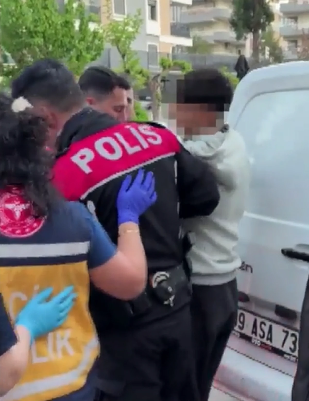 Ka&ccedil;an motosiklet s&uuml;r&uuml;c&uuml;s&uuml;, kazadan sonra polise sarılıp ağladı