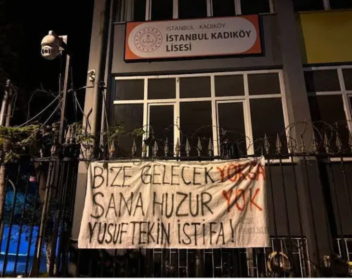 Kadık&ouml;y Lisesine y&ouml;nelik planları boşa &ccedil;ıktı! İstifa' pankartının arkasındaki ger&ccedil;ek