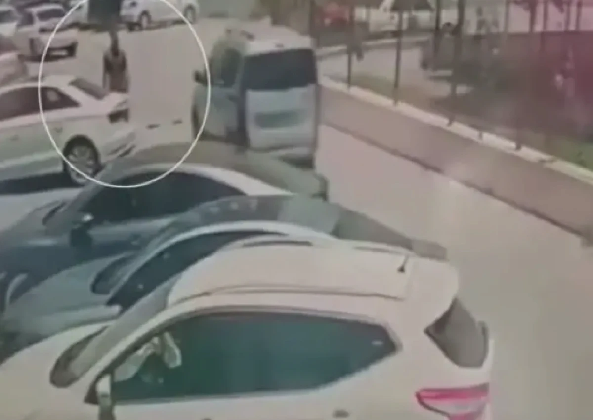 Kadına bı&ccedil;ak &ccedil;eken korkak yakalandı! Dehşete d&uuml;ş&uuml;ren anlar