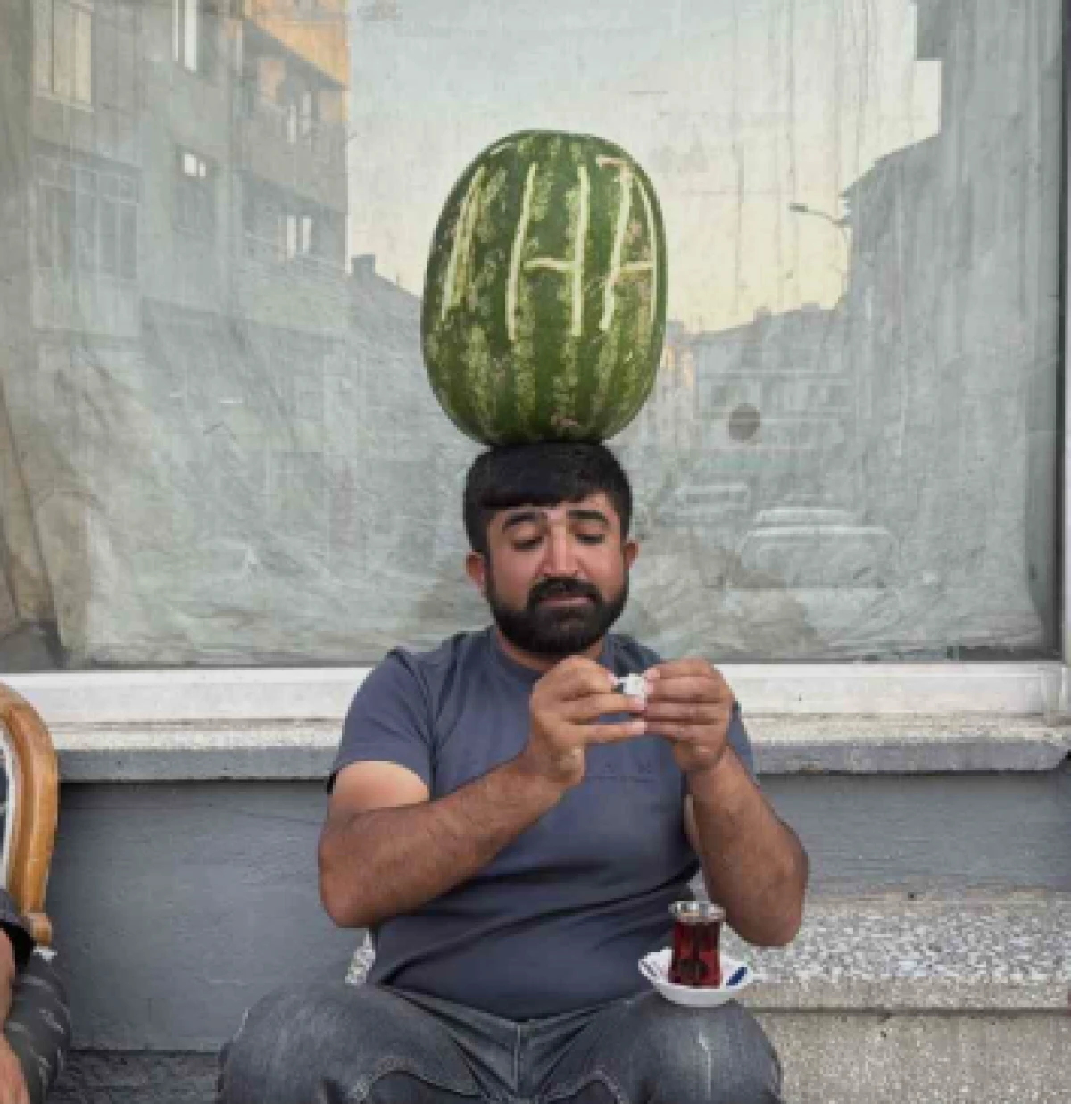 Kafasında 40 kiloluk karpuz varken bisiklet s&uuml;r&uuml;yor, halay &ccedil;ekiyor, koşuya katılıyor