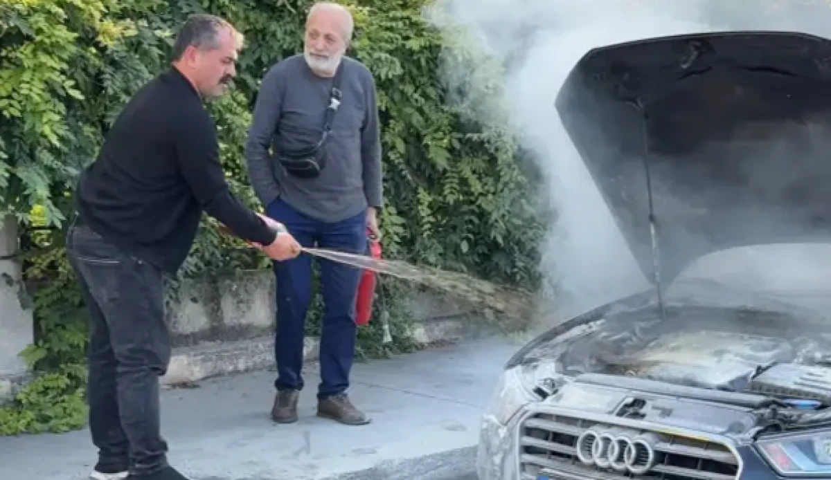 Kağıthane&rsquo;de otomobil alev alev yandı! Kola şişesiyle m&uuml;dahale ettiler