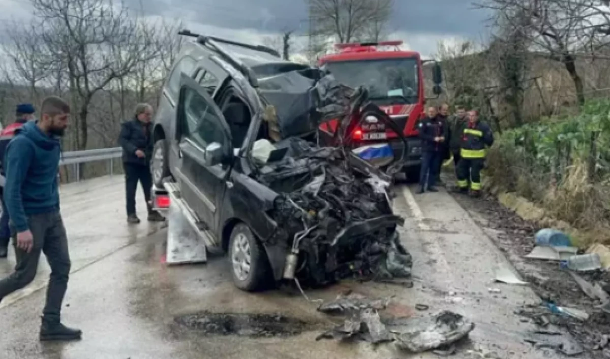 Kamyon ile kamyonet kafa kafaya &ccedil;arpıştı                 