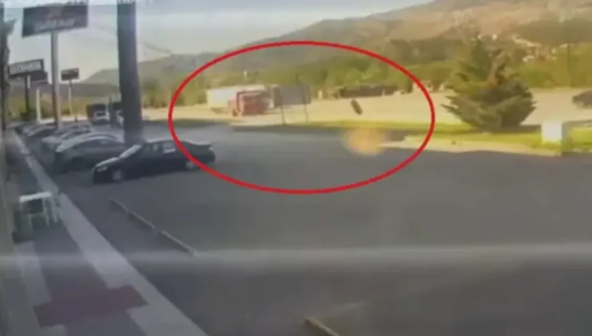 Kamyondan kopan tekerlek 300 metre yuvarlanıp mağazaya daldı