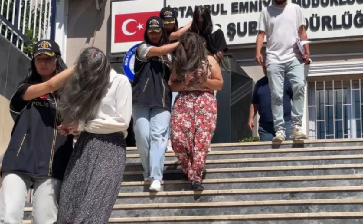 Kapı kilidini kırıp eve girdiler! Altın ve d&ouml;vizi &ccedil;alan 3 kadın hırsız tutuklandı
