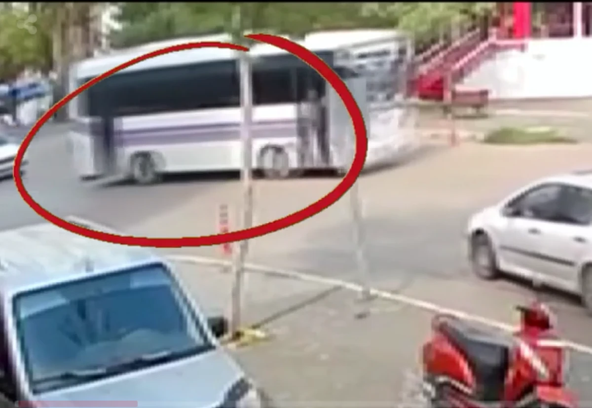 Kapısı a&ccedil;ık unutulan otob&uuml;sten yaşlı adam d&uuml;şt&uuml;      