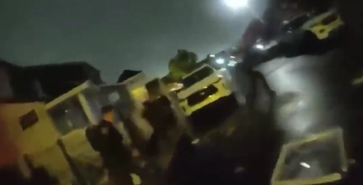 Kapıyı a&ccedil;tıkları anda cehennemi yaşadılar: Polislerin m&uuml;dahale ettiği ev havaya u&ccedil;tu