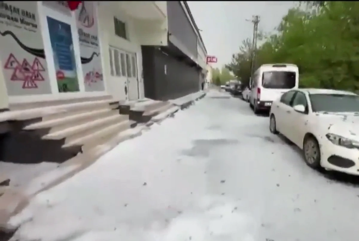 Kars'a dolu yağdı: Vatandaşlar kar temizler gibi k&uuml;rek salladı