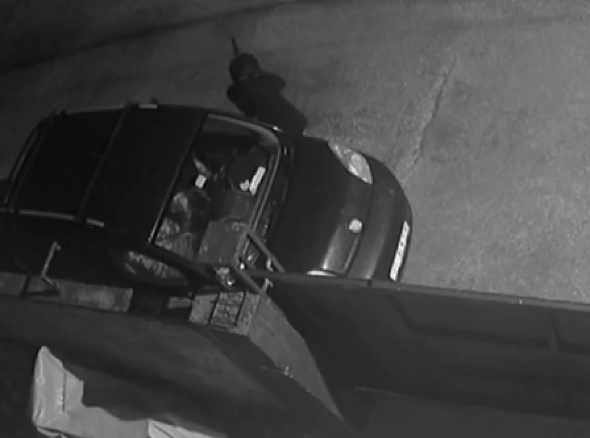 Kasklı saldırgan dehşet sa&ccedil;tı, Eve t&uuml;fekle kurşun yağdırdı       