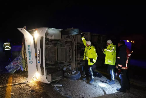 Kastamonu’da cenazeye giden yolcu midibüsü devrildi 
