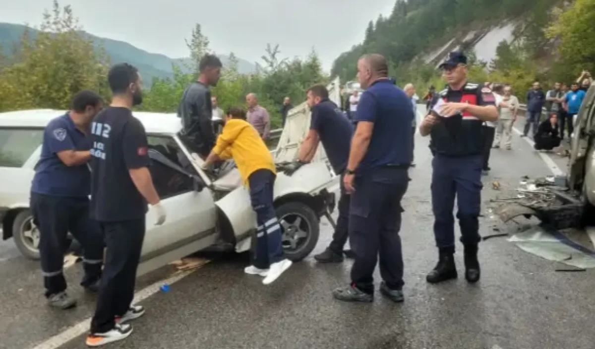 Kastamonu&rsquo;da feci kaza! 2 ara&ccedil; &ccedil;arpıştı: 1&rsquo;i bebek 7 yaralı