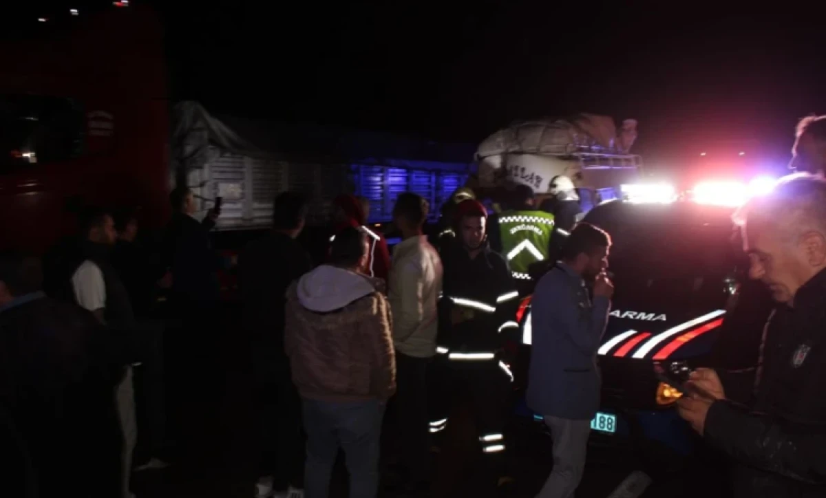 Katliam gibi kaza! Tarım iş&ccedil;ilerini taşıyan minib&uuml;s TIR'a &ccedil;arptı: &Ccedil;ok sayıda yaralı var