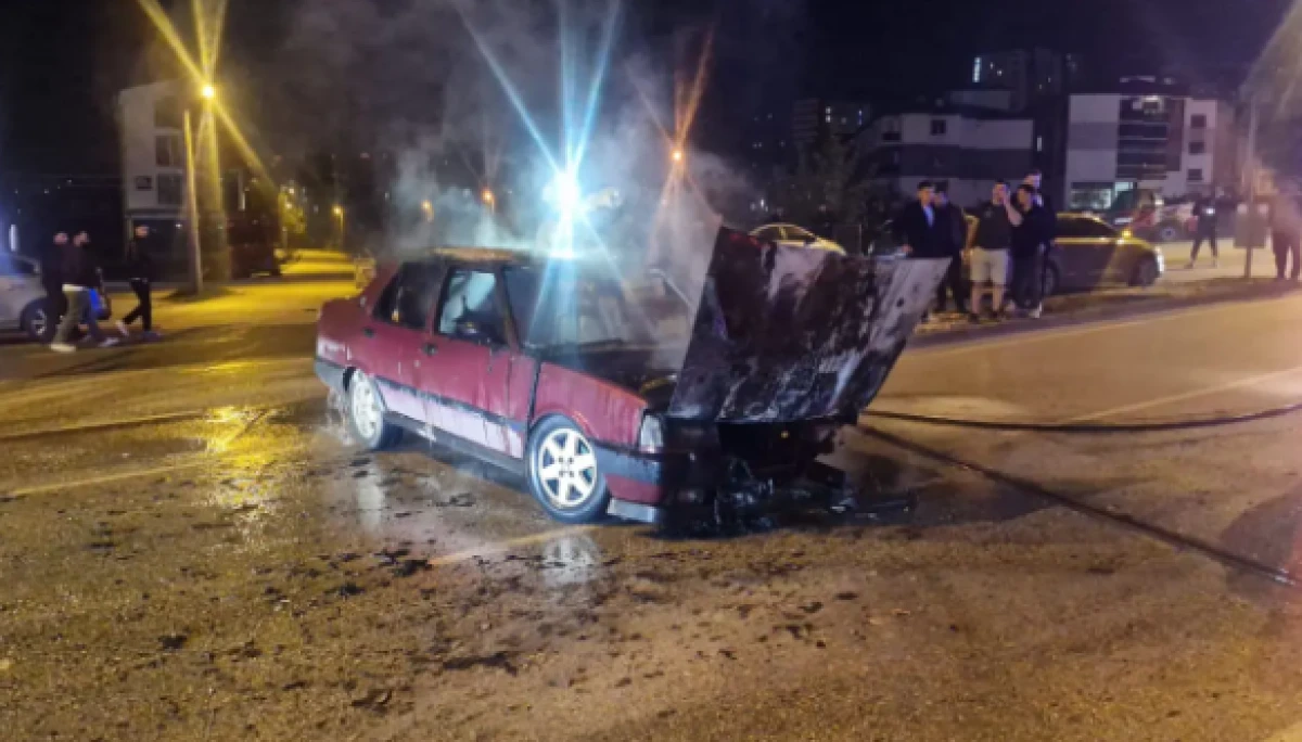 Kavşaktan d&ouml;nen otomobilin motor kısmı alev aldı