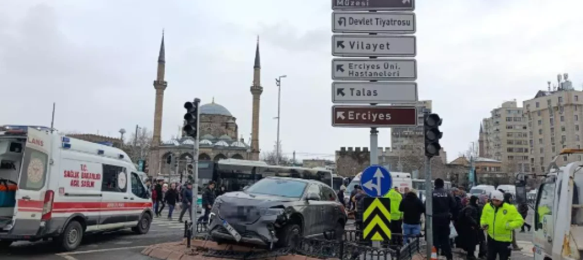 Kayseri'de ara&ccedil; yayaların arasına daldı                             