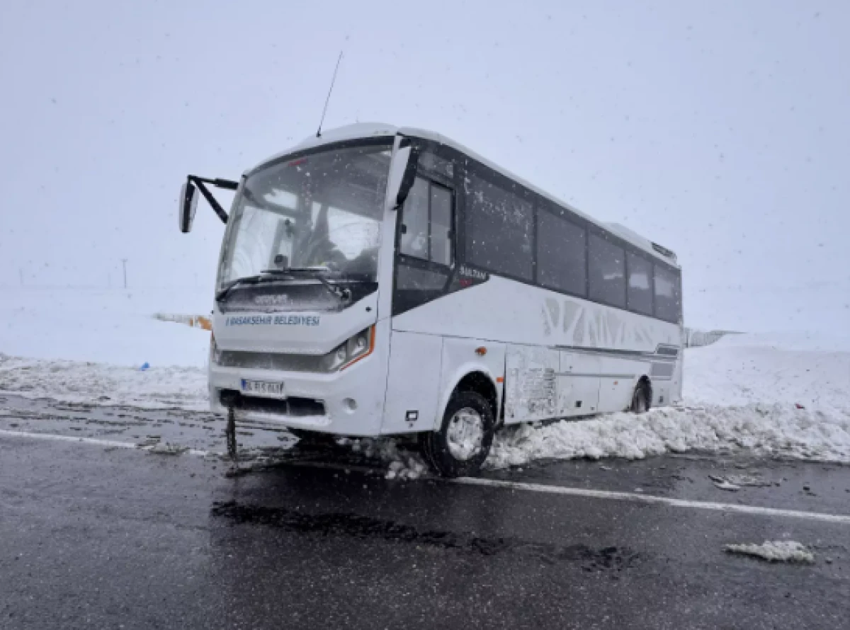 Kayseri'de cenazeye gidenleri taşıyan midib&uuml;s devrildi 